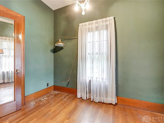 5th image of 135 E Davis St