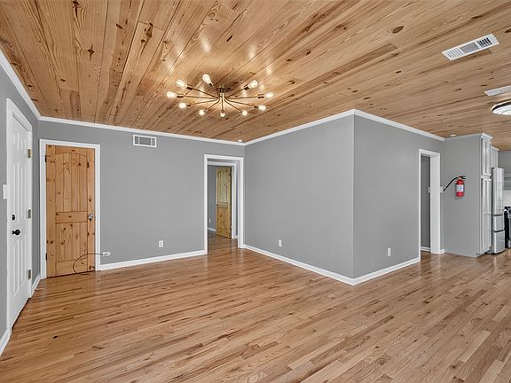 2nd image of 1401 Glen Oak Pl