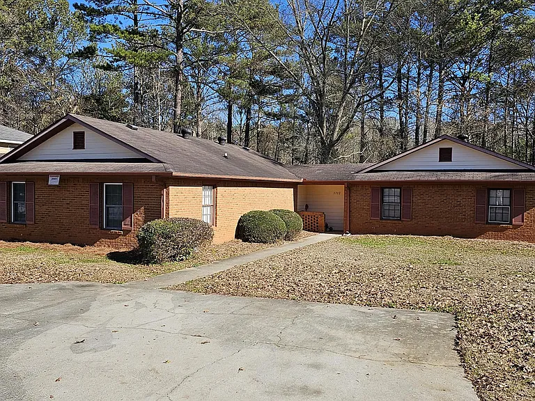 1714 Riverside Ct NE — Photo 1