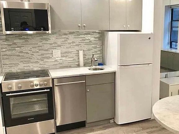 4th image of 150 W 51st St APT 828