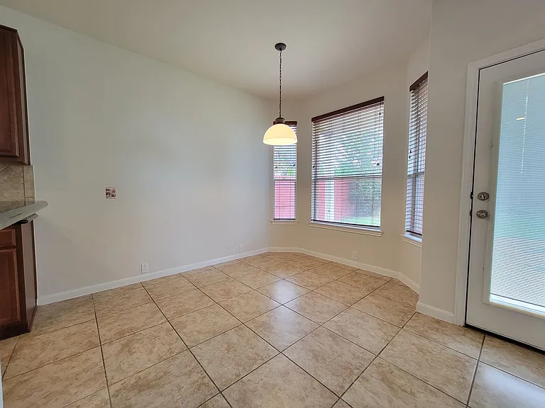 3430 Shiraz Loop — Photo 9