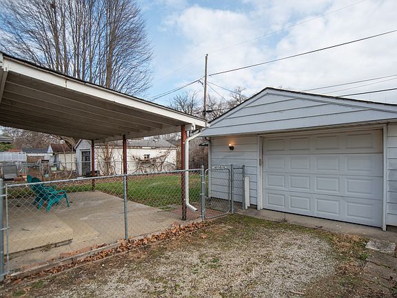 3rd image of 1821 N Hawthorne Ln