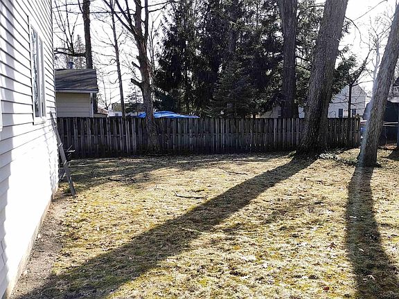 4th image of 137 Winona Pl