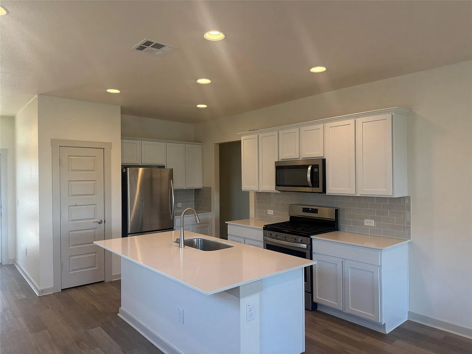 3 bed, 2.0 bath, 1563 sqft, $2,199 — Photo 4