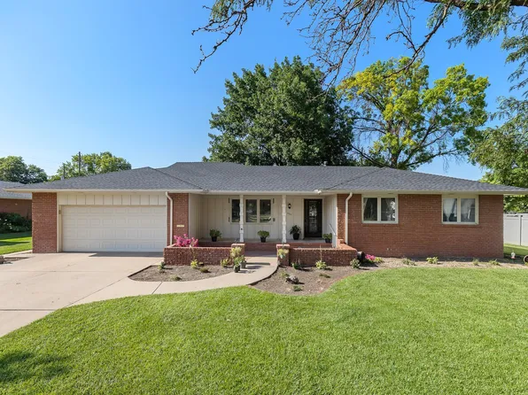 900 Surrey Trl, Hutchinson, KS 67502