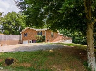 608 Briggs Rd, Dandridge, TN 37725