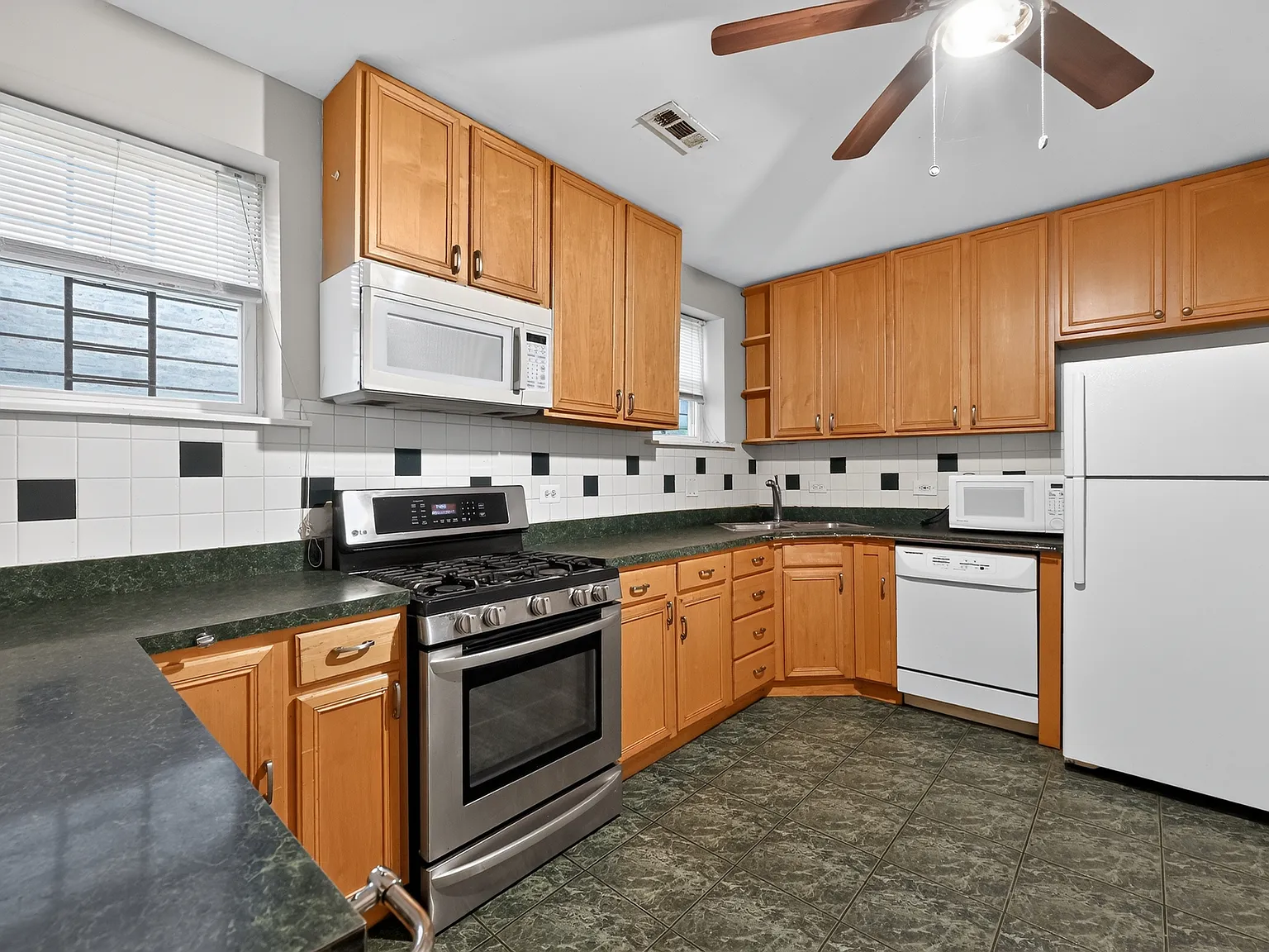 3 bed, 1600 sqft, $2,240 — Photo 2