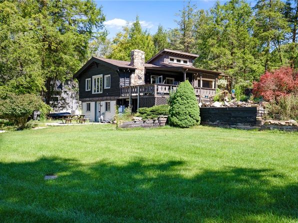 411 Peninsula Dr, Central City, PA 15926