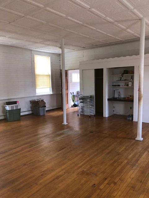HEAT INCLUDED! 30X33 Great Room with built in closets and work desk.