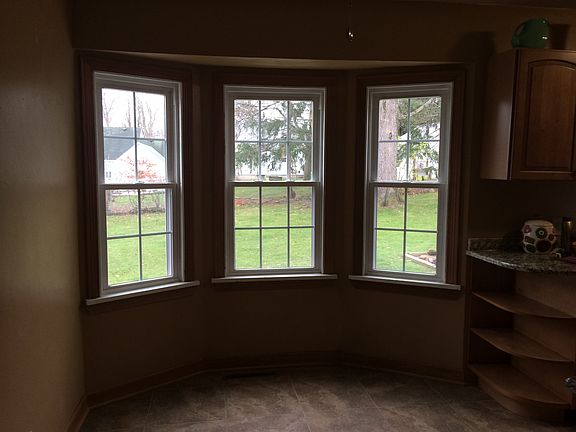 5th image of 31 Edgewater Dr