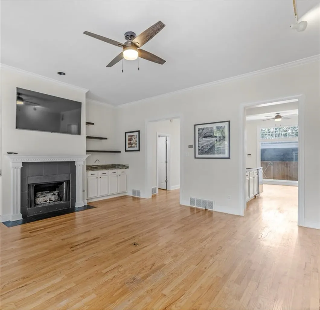 2 bed, 2.5 bath, 1890 sqft, $2,800 — Photo 2