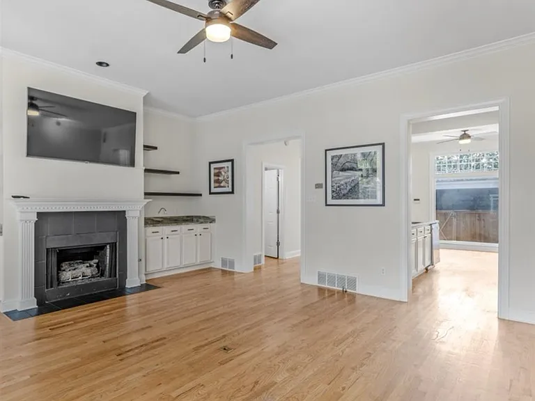 921 Harbor View Dr — Photo 2