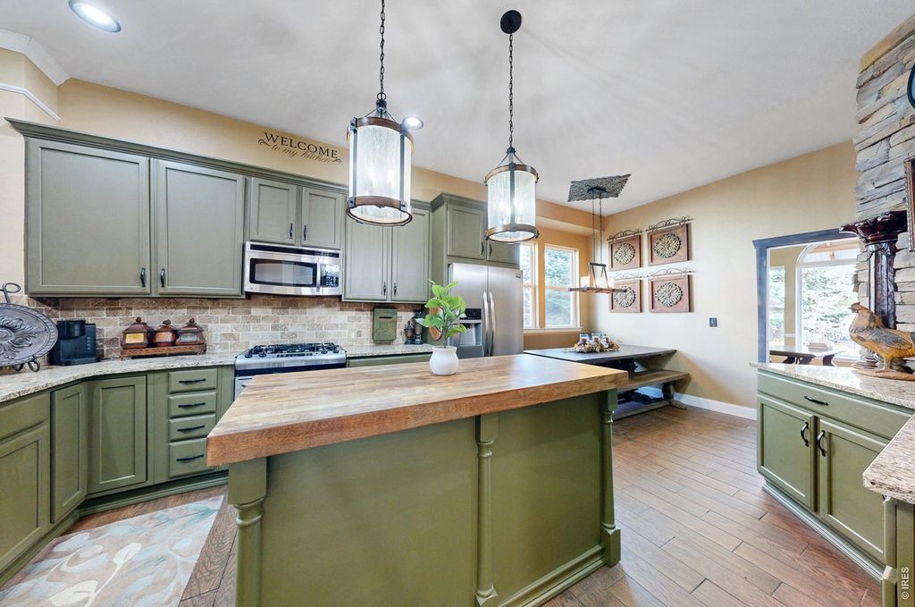123 Whitney Ct