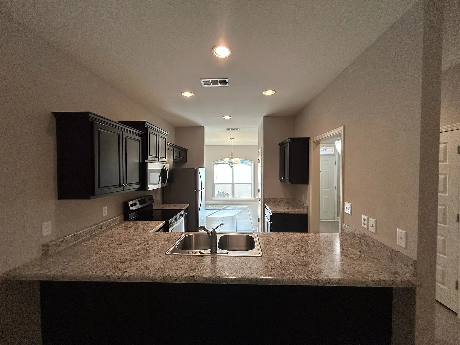 3 bed, 1607 sqft, $1,900 — Photo 3