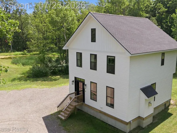 9725 Copper Ridge Dr, Fowlerville, MI 48836