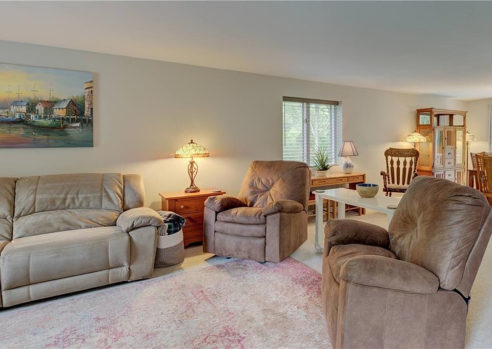 Glen Oaks Condominiums - 320 Westmoreland St Narragansett RI | Zillow