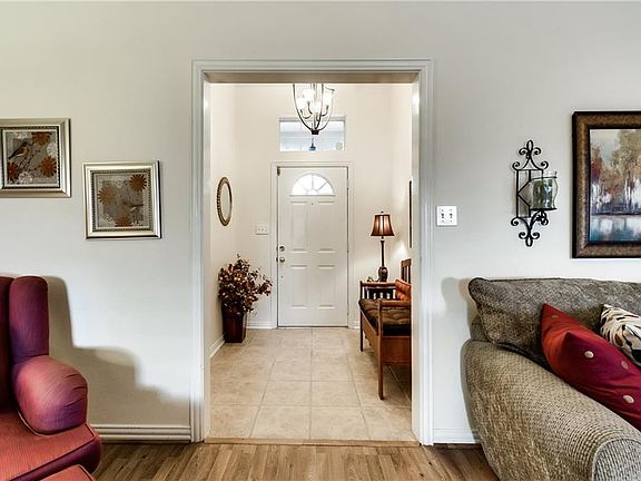 3rd image of 308 Pin Oak Ln