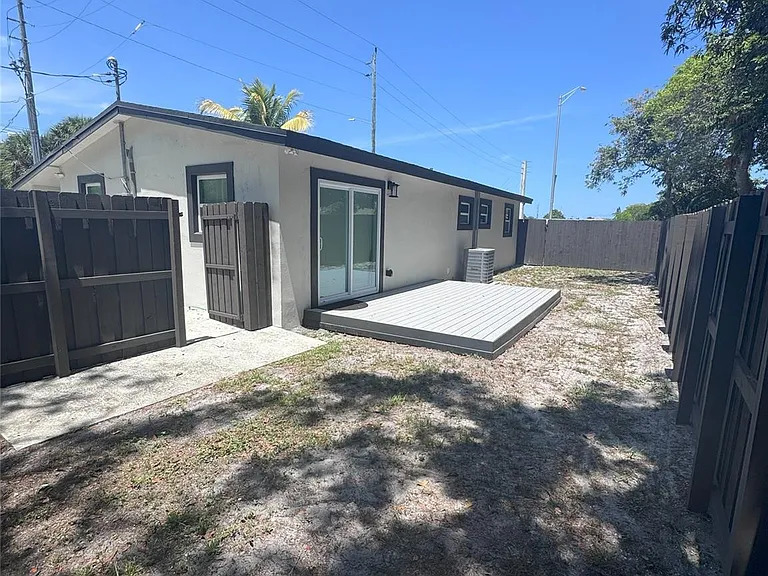 10 SW 5th Ct — Photo 15