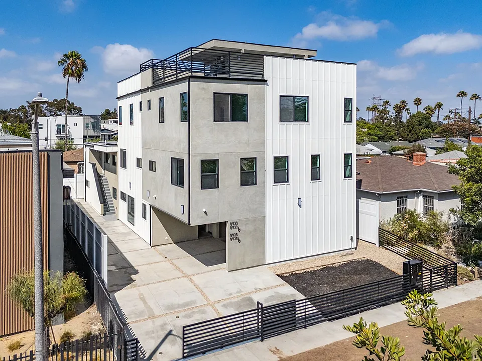 5933 Comey Ave
