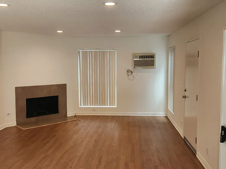 Sherman Pines Apartments — Photo 9
