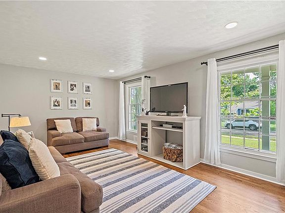 5th image of 9108 W 90th St