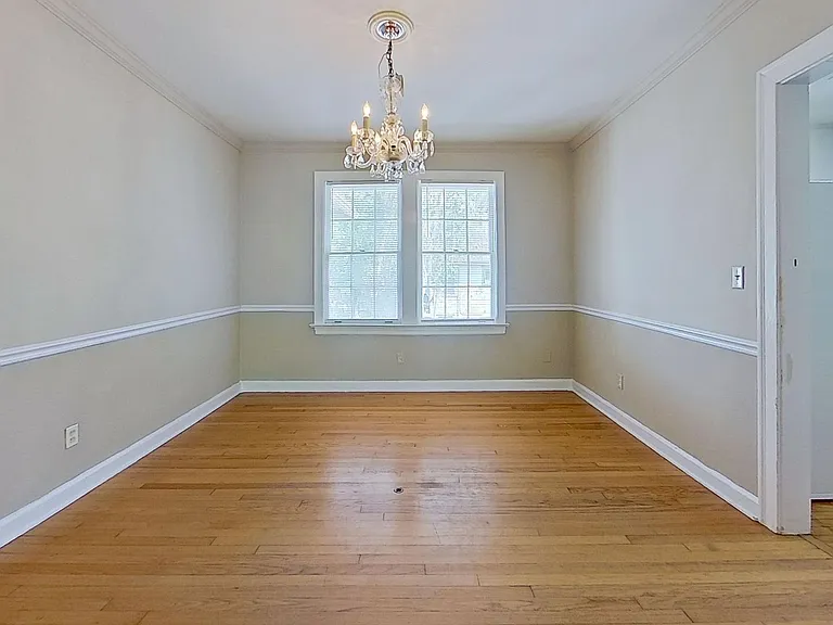 charming 2-bedroom, 1-bath upstairs rental — Photo 11