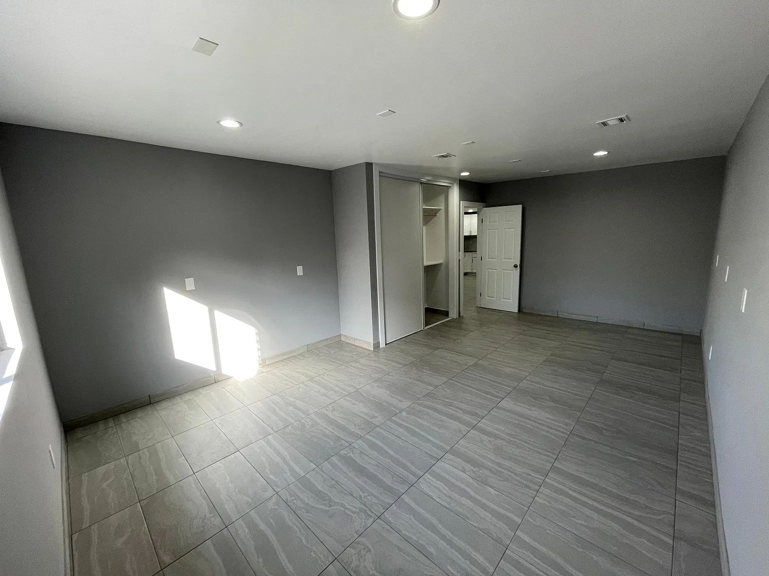 3 bed, 1100 sqft, $3,200 — Photo 2