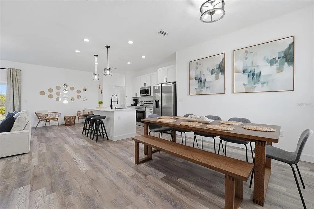 4 bed, 2.0 bath, 1850 sqft, $2,150 — Photo 2