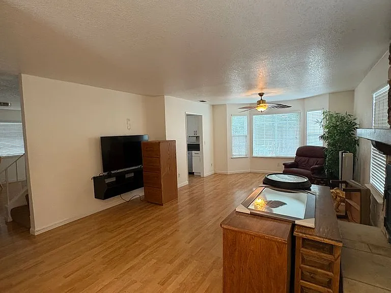 628 Saratoga Ct — Photo 2
