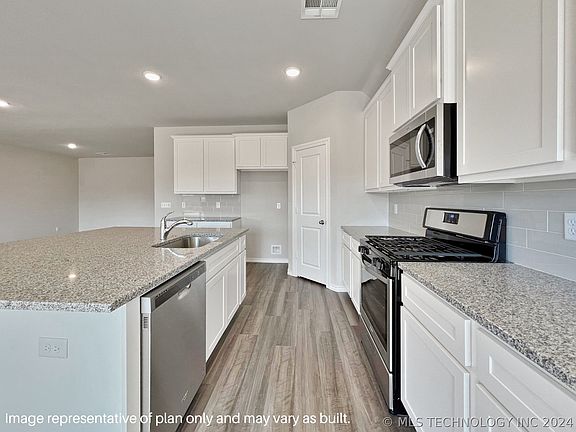 3rd image of 2804 Stonecreek St