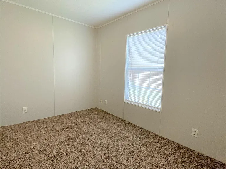 814 N East St — Photo 12