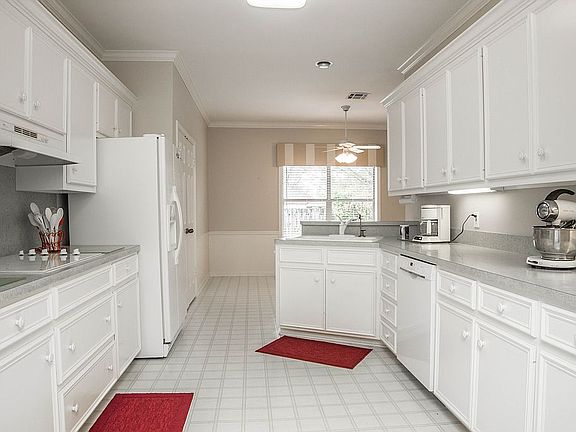 5th image of 608 Christina Dr