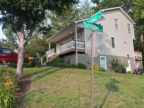 607 Overhill Dr Photo 1