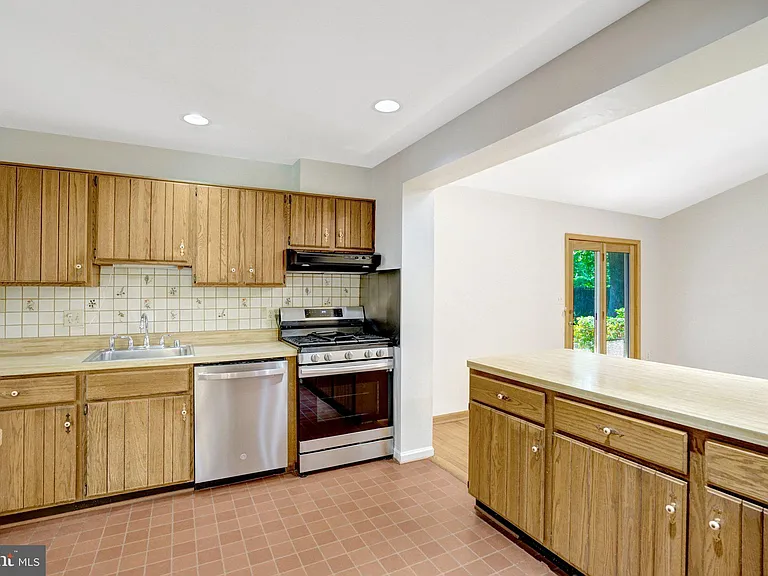 8236 Governors Ct — Photo 15