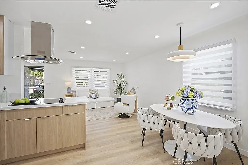 3 bed, 1300 sqft, $4,400 — Photo 1