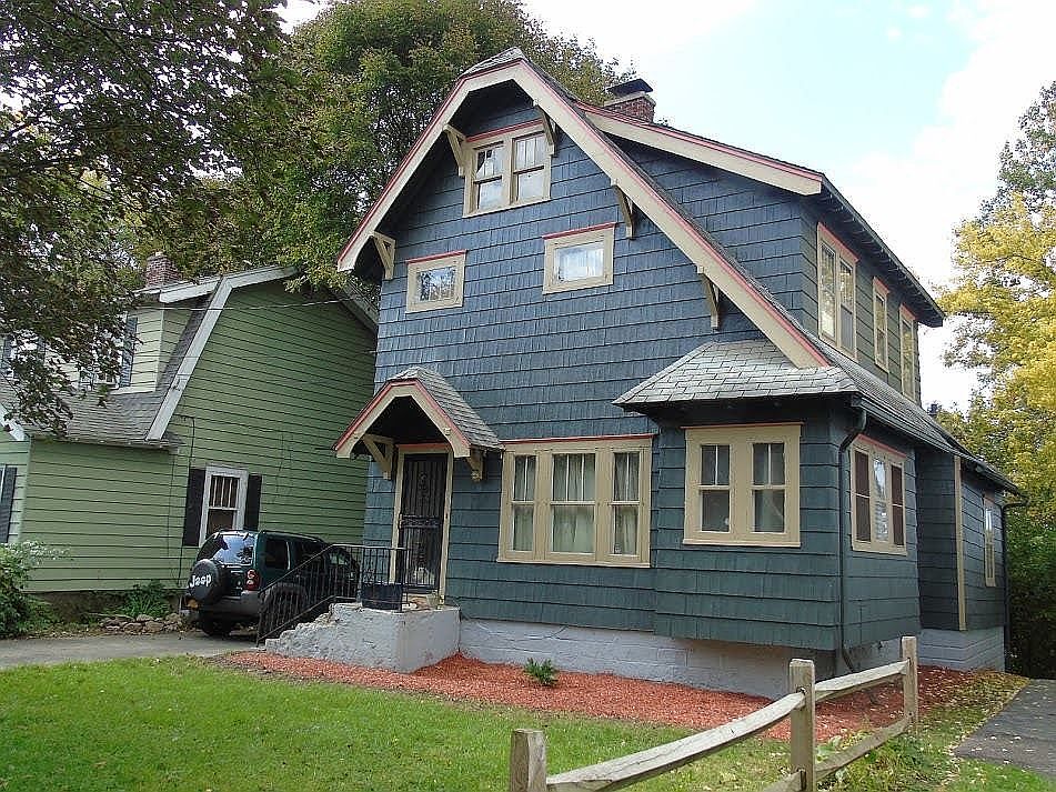 1st image of 300 Beattie St
