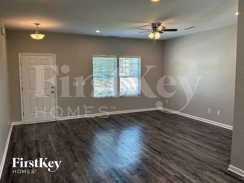 4 bed, 3.0 bath, 1468 sqft, $2,175 — Photo 2