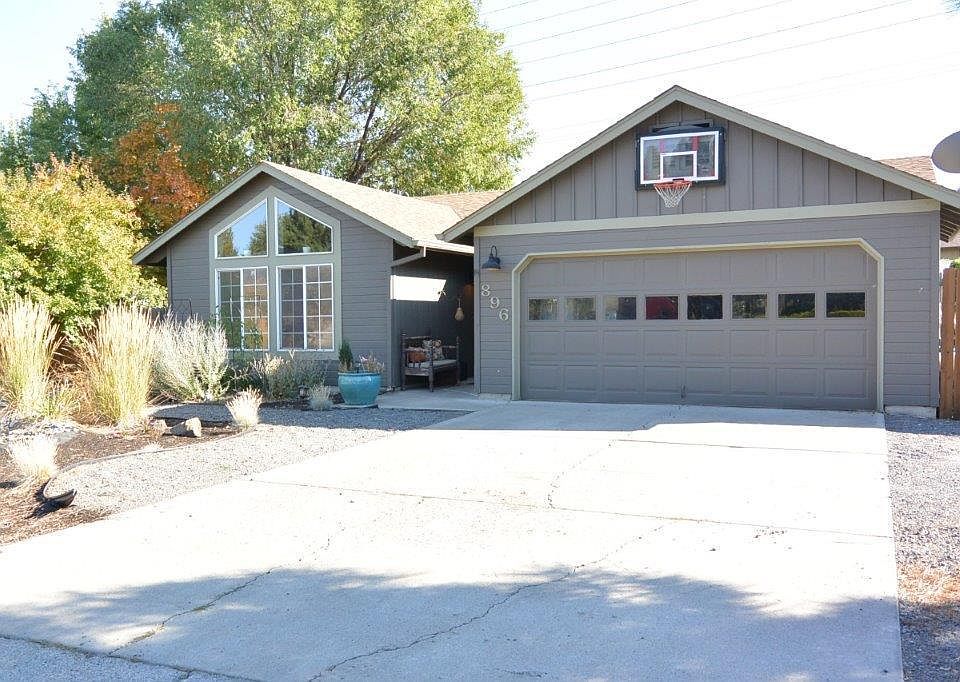 1st image of 896 NE Locksley Dr