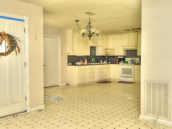 4th image of 2215 Webster St
