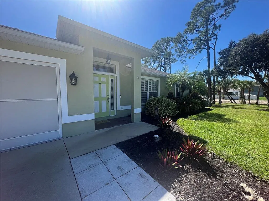 3 bed, 2.0 bath, 1249 sqft, $2,350 — Photo 2