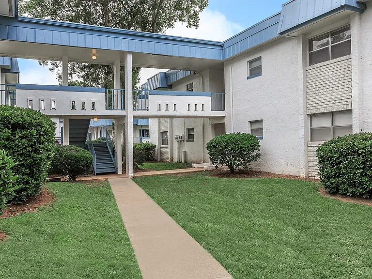 Rolling Hills Apartments — Photo 12