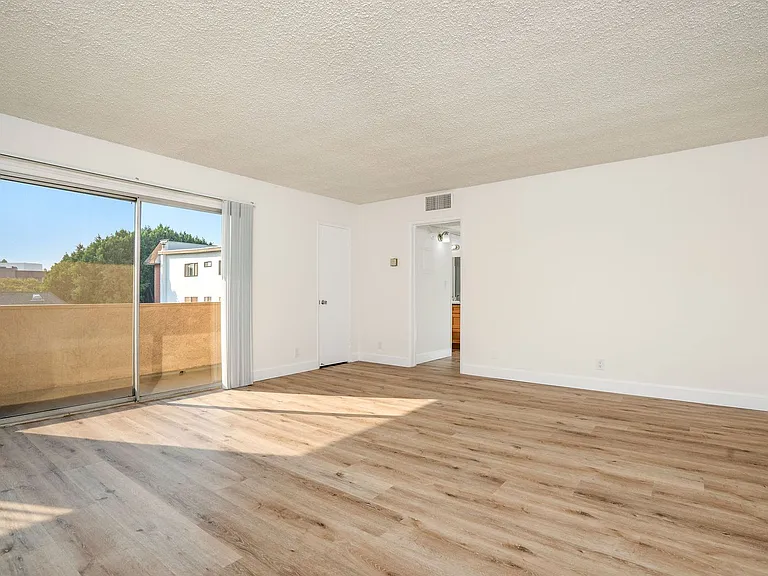 319 S. Clark Drive — Photo 20