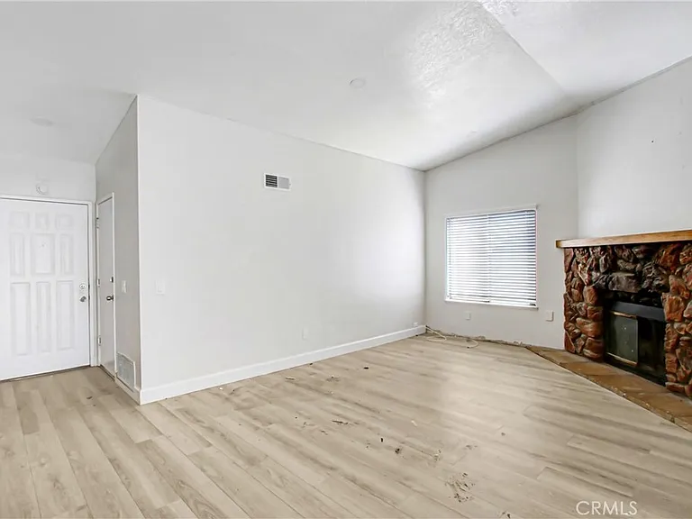 1142 W King St — Photo 3