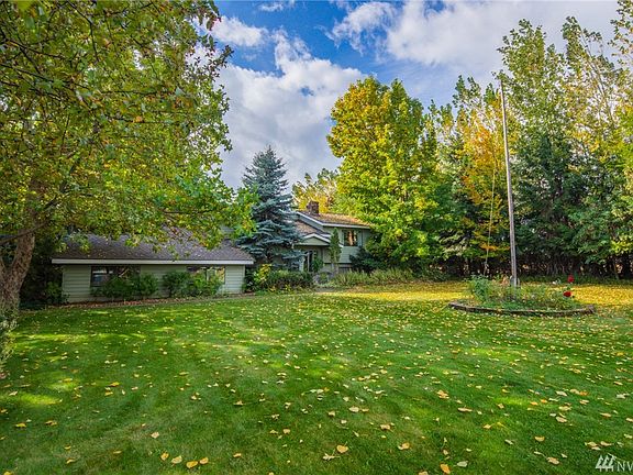 Home is set back nicely from Groeschell Road.