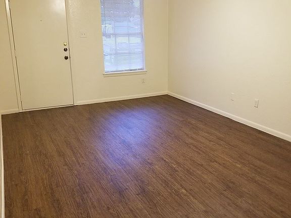 4th image of 812 Llano Pl