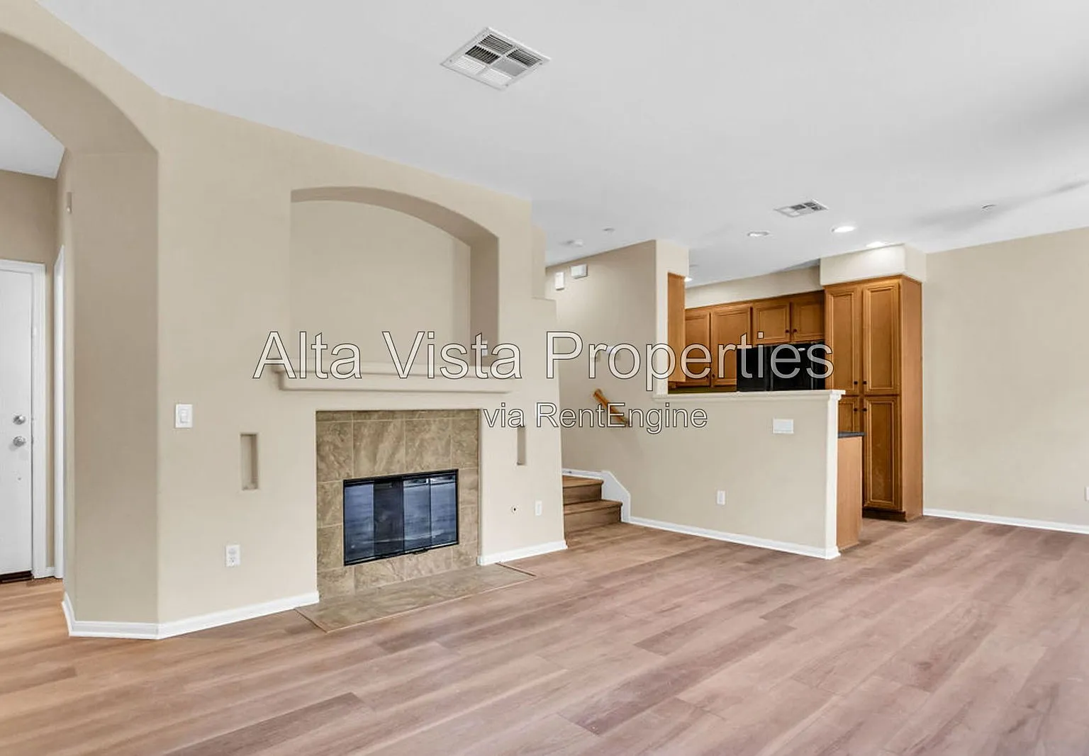 3 bed, 2.5 bath, 1437 sqft, $4,100 — Photo 3