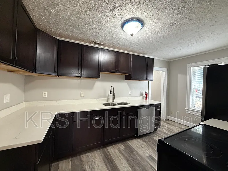 3 bed, 1.5 bath, 1421 sqft, $1,600 — Photo 4