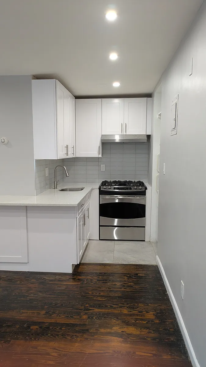 Building Photo - 254 E Broadway #2