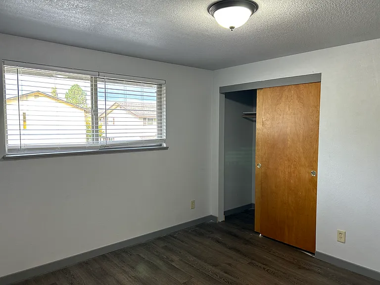 950 NW Hobart Ave — Photo 37