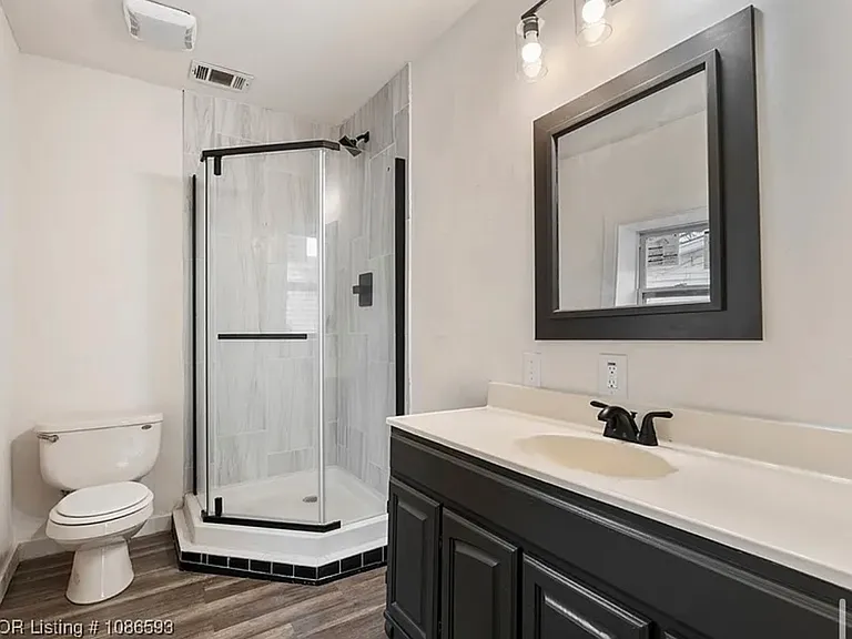 211 W Houston St — Photo 21